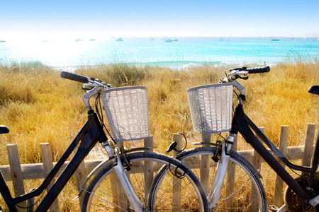自行车几把车停在福门特拉岛海滩