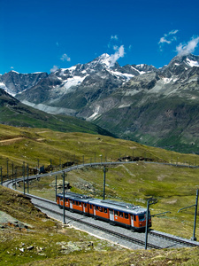 马火车在瑞士阿尔卑斯山