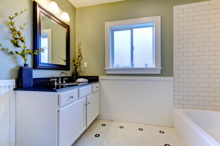经典的绿色和白色浴室配有陶瓷墙地砖