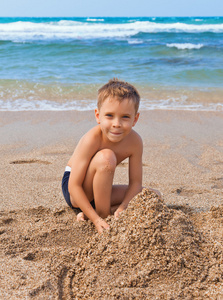 男孩用沙海滩上
