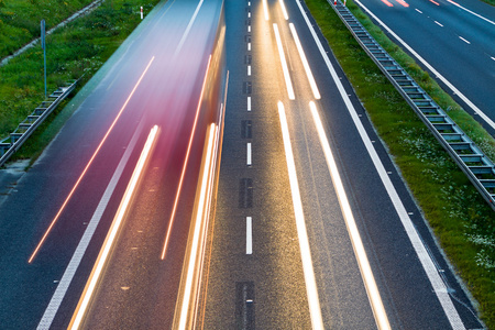 公路交通和道路上的汽车