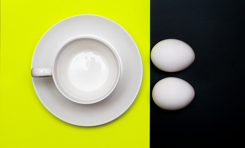 白色杯子和早餐吃鸡蛋可