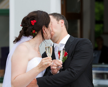 新婚夫妇那里庆祝婚礼用一个吻
