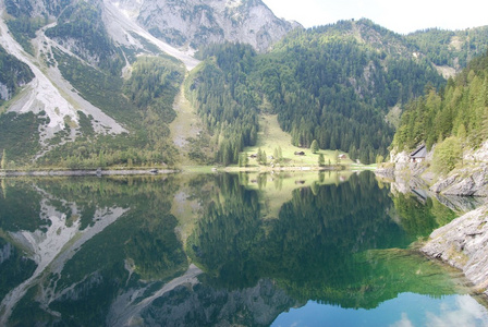 在 vorderer 戈绍湖附近顶石山山景观