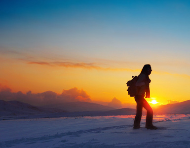 女人旅行者在冬季山徒步旅行