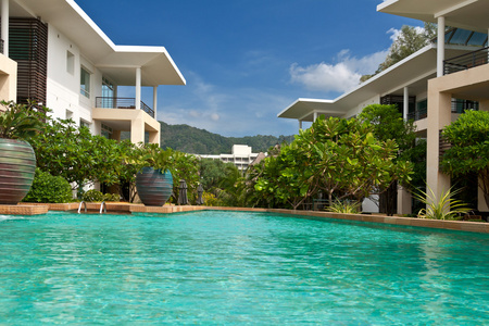 棕榈树的天蓝色游泳池的酒店
