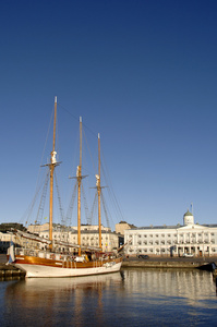 大三桅帆船，在海港市中心芬兰赫尔辛基