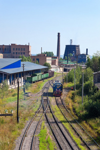 工业景观与管道和火车图片