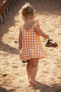 赤脚走在沙滩上的小女孩图片