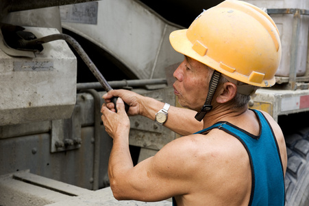 辛勤工作在建筑工地上的民工