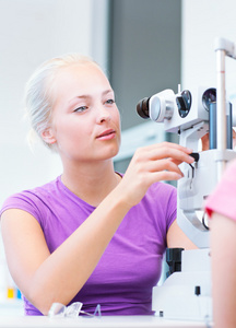 眼科视光学概念   漂亮 年轻的女病人