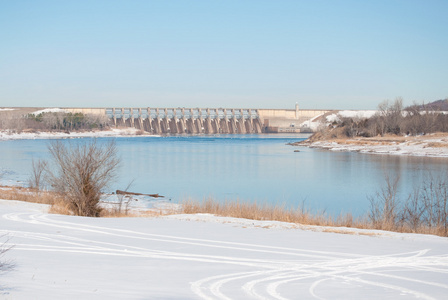 一条河水电站大坝的以一个冬天场景