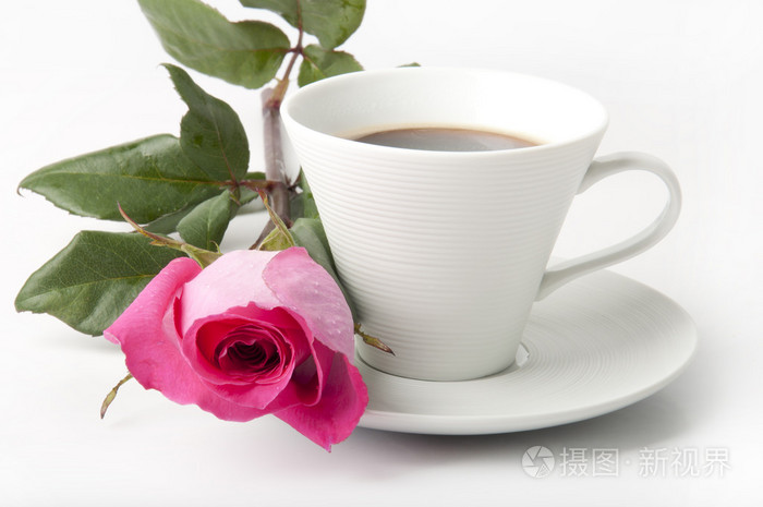 杯咖啡和一束微妙粉色玫瑰