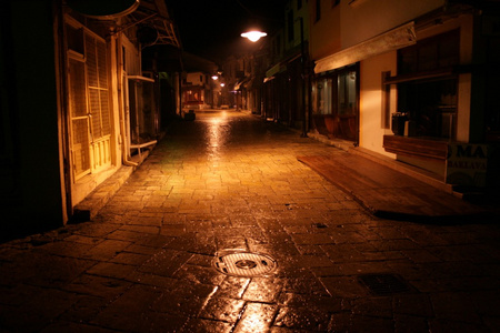 在晚上的旧街