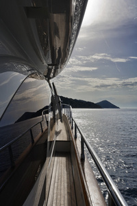 意大利托斯卡纳，厄尔巴岛，视图的海岸线从一艘豪华游艇
