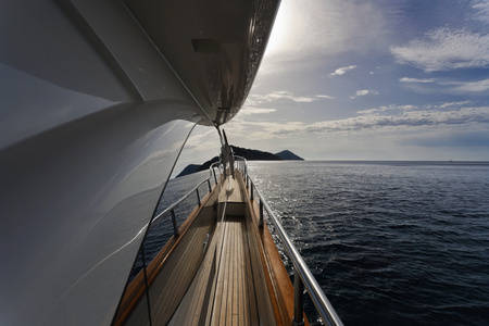 意大利托斯卡纳，厄尔巴岛，视图的海岸线从一艘豪华游艇