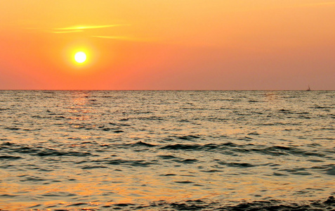 太阳落海的地平线上