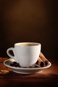 咖啡 肉桂和咖啡豆上棕色表现力的木桌上的杯子