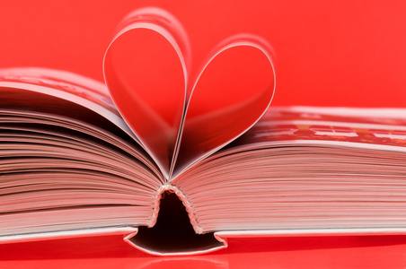 书页弯曲成上红色的心形状