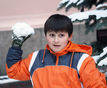 男孩有雪球战斗冬季户外的乐趣图片