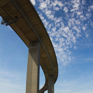 在天空中的曲线的桥图片