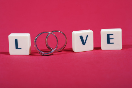 爱与结婚戒指的概念图片