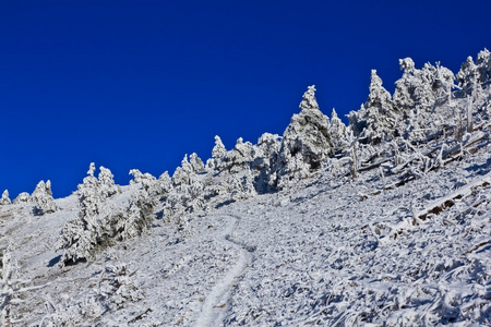 冰天雪地山边坡