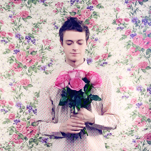 年轻英俊的男人用鲜花