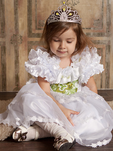 她头上的皇冠白色连衣裙的小女孩