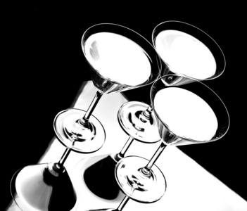 三个马提尼酒杯的剪影。黑色和白色的图形。老式照片