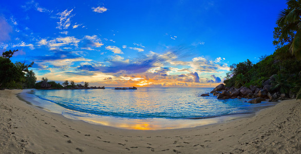 热带海滩日落时的全景