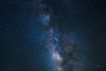 夜晚的天空，明亮恒星和银河系