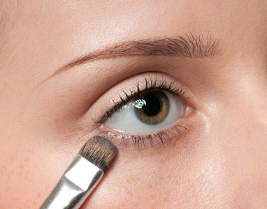 女人化妆品油漆刷在眼区中的应用