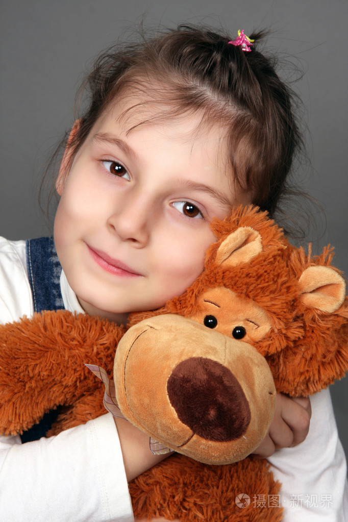 有一只熊的女孩