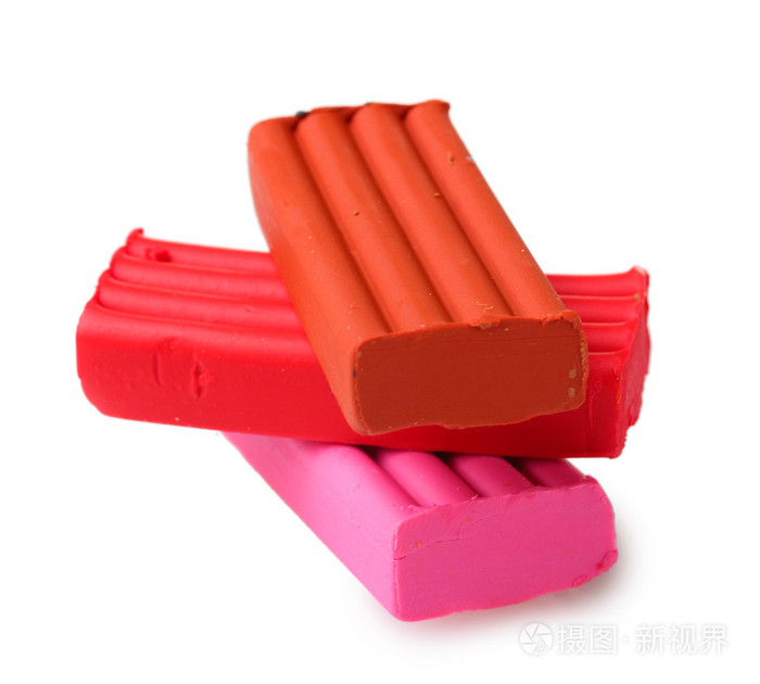 儿童明亮的粉红色和红色橡皮泥,孤立在白色