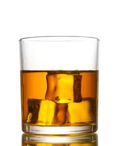 杯威士忌和孤立白冰