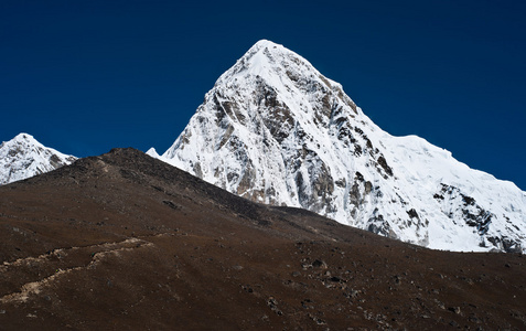 kala patthar 和 pumo ri 山在喜马拉雅山