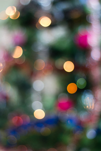 blured 背景下的一棵圣诞树，以五彩缤纷的灯饰