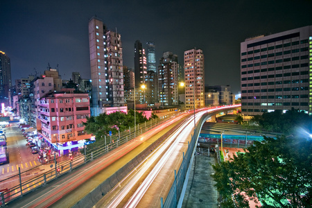 桥梁和城市夜景图片