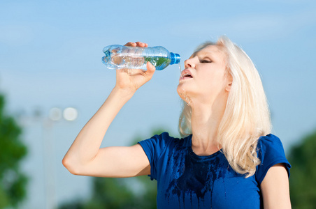 在户外体育女人喝水