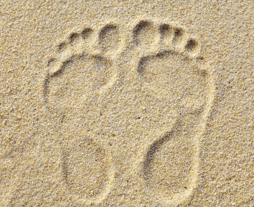 在海滩上的沙子里的两个脚印