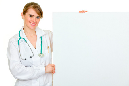 微笑医疗女医生抱着空白广告牌