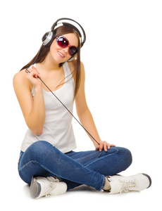 年轻女孩的耳机听音乐