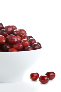 在一个白色的碗中的新鲜蔓越莓