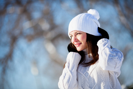 女孩玩雪