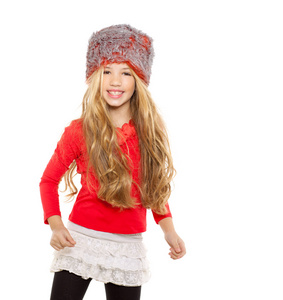 孩子冬季跳舞的女孩戴着红色的衬衫和毛皮帽子