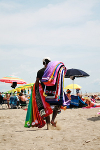 在沙海滩上小贩沙滩巾