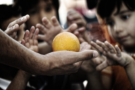难民难民营，贫穷 饥饿的孩子们接受人道主义食物