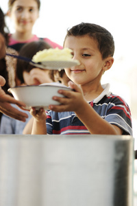 在难民营，分布的人道主义食物饥饿的儿童