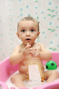宝贝可爱男孩与头发上的肥皂水洗澡